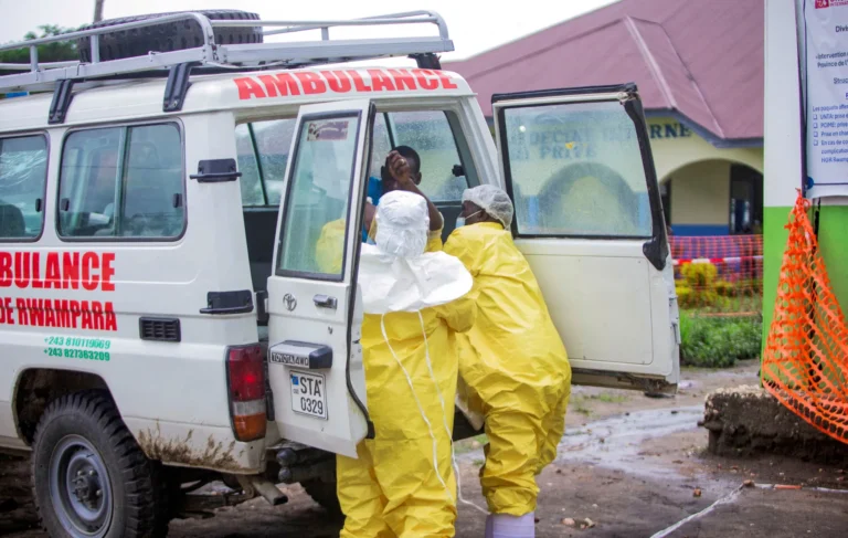congolese-health-workers-receive-patient-1094463503