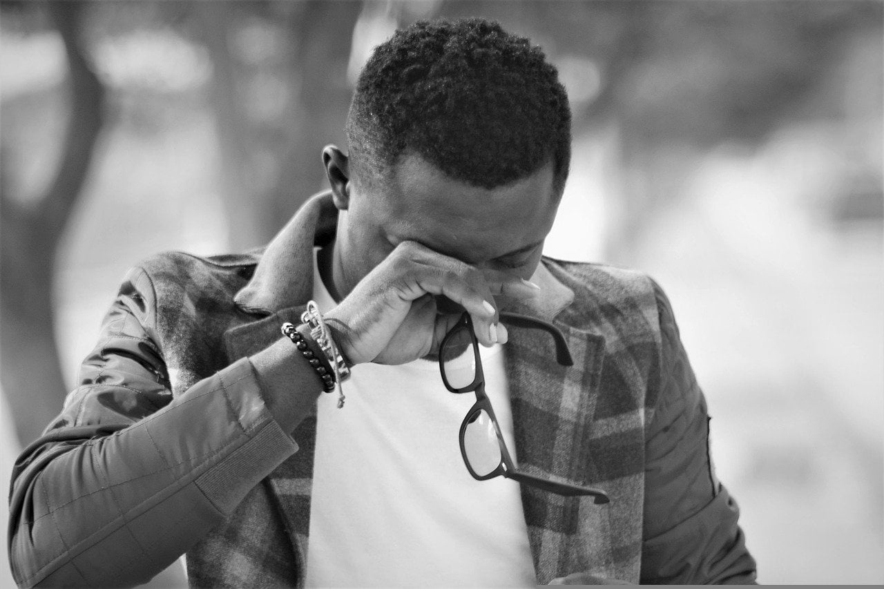 crying-black-african-man-weeping_1280px-t